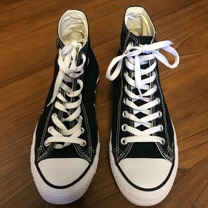 Black converse: size 9 (women’s) UNISEX